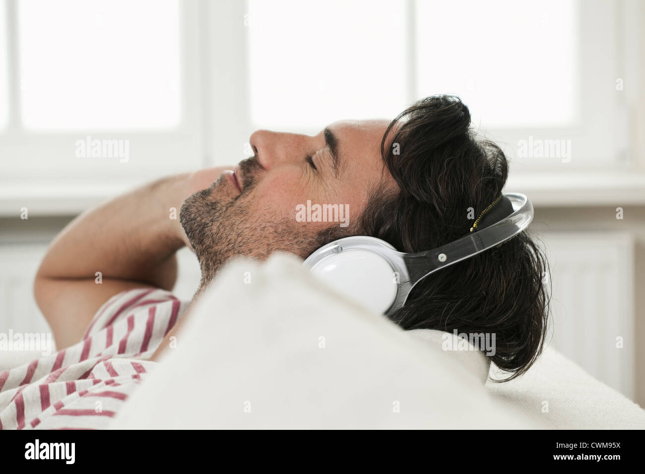 Deutschland, Berlin, reifer Mann Musik hören mit Kopfhörer Stockfoto