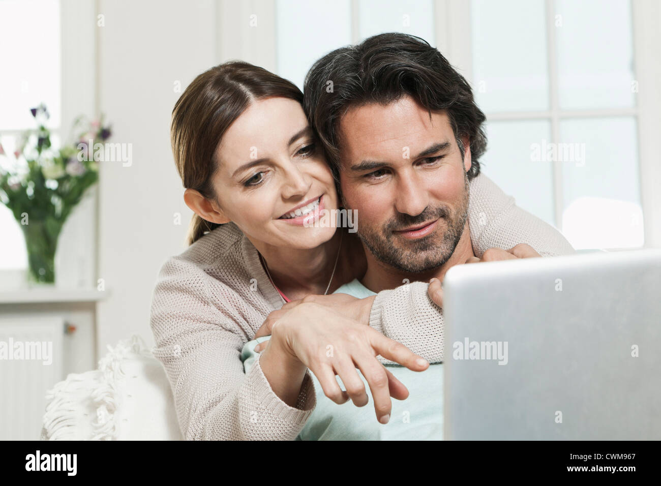 Deutschland, Berlin, älteres Paar mit laptop Stockfoto