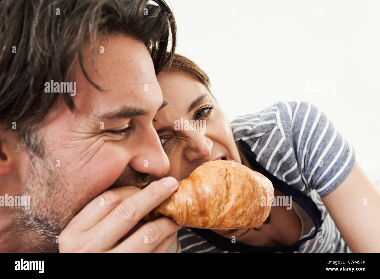 Deutschland, Berlin, älteres Paar mit Frühstück im Bett Stockfoto