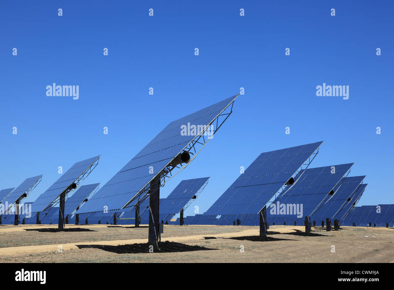 Array von Photovoltaik-Panels ein Solarkraftwerk Stockfoto