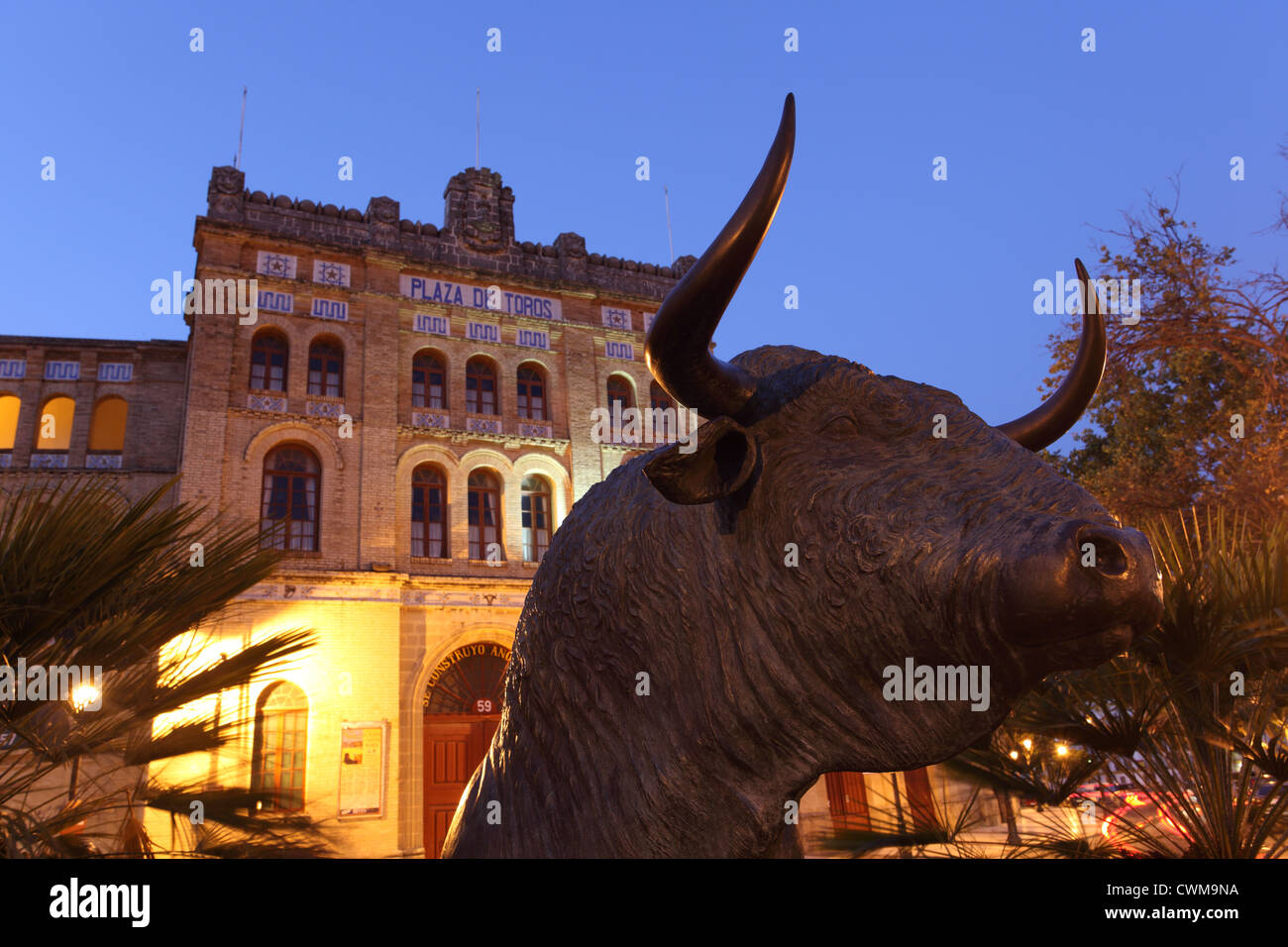 Stier-Statue vor der Plaza de Toros. El Puerto de Santa Maria, Andalusien Spanien Stockfoto