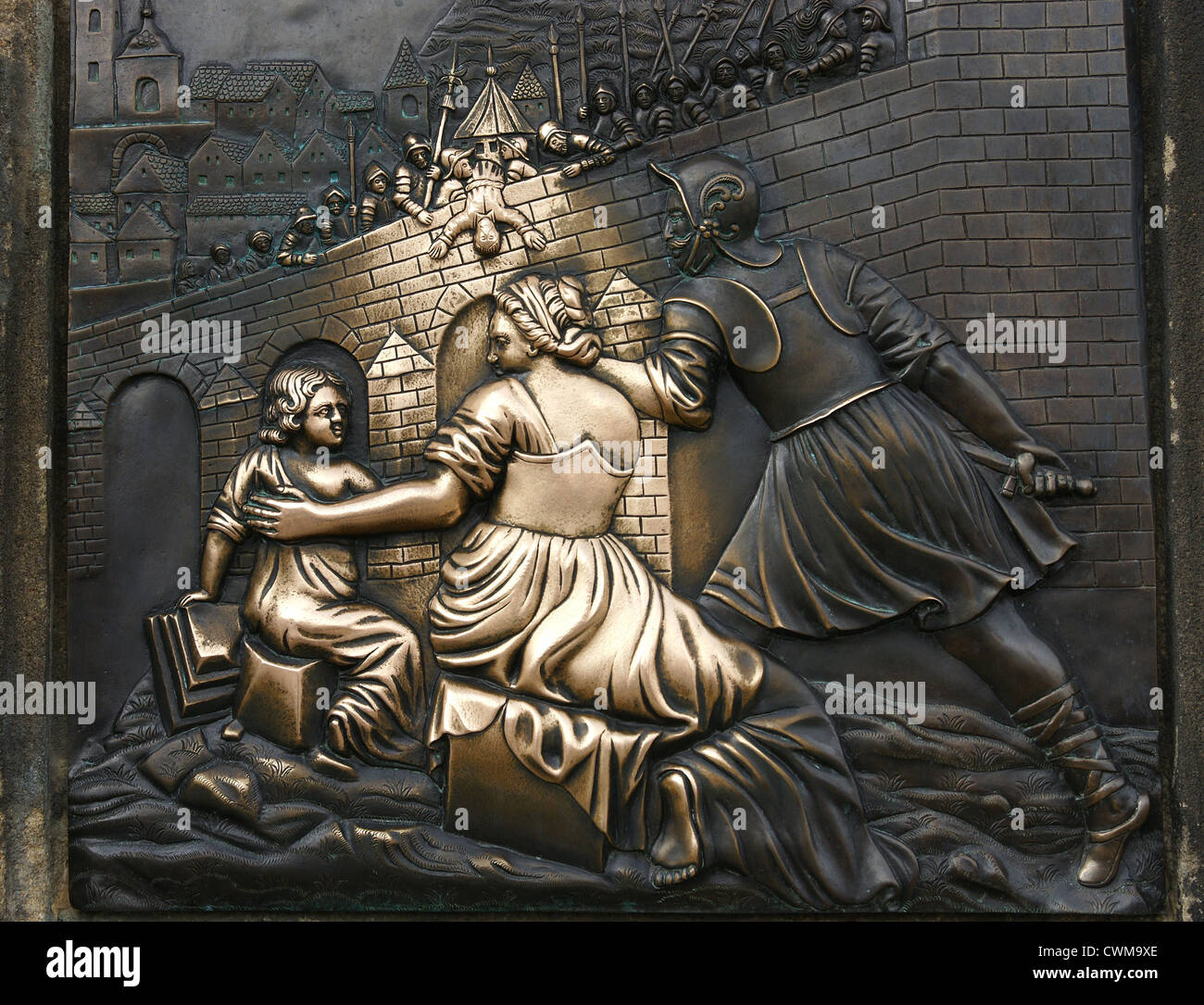 St. Johannes von Nepomuk (1345-1393). Relief Darstellung seines Martyriums. Plaque. Sockel der Statue. Karlsbrücke. Prag. Stockfoto