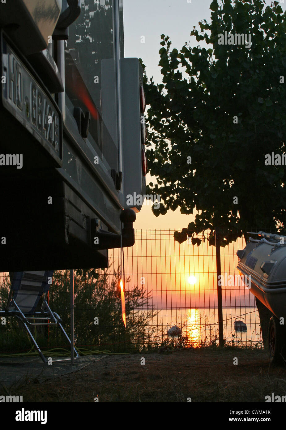 Wohnmobil geparkt neben Pacengo Gardasee, Camping Lido Italien bei Sonnenuntergang Stockfoto