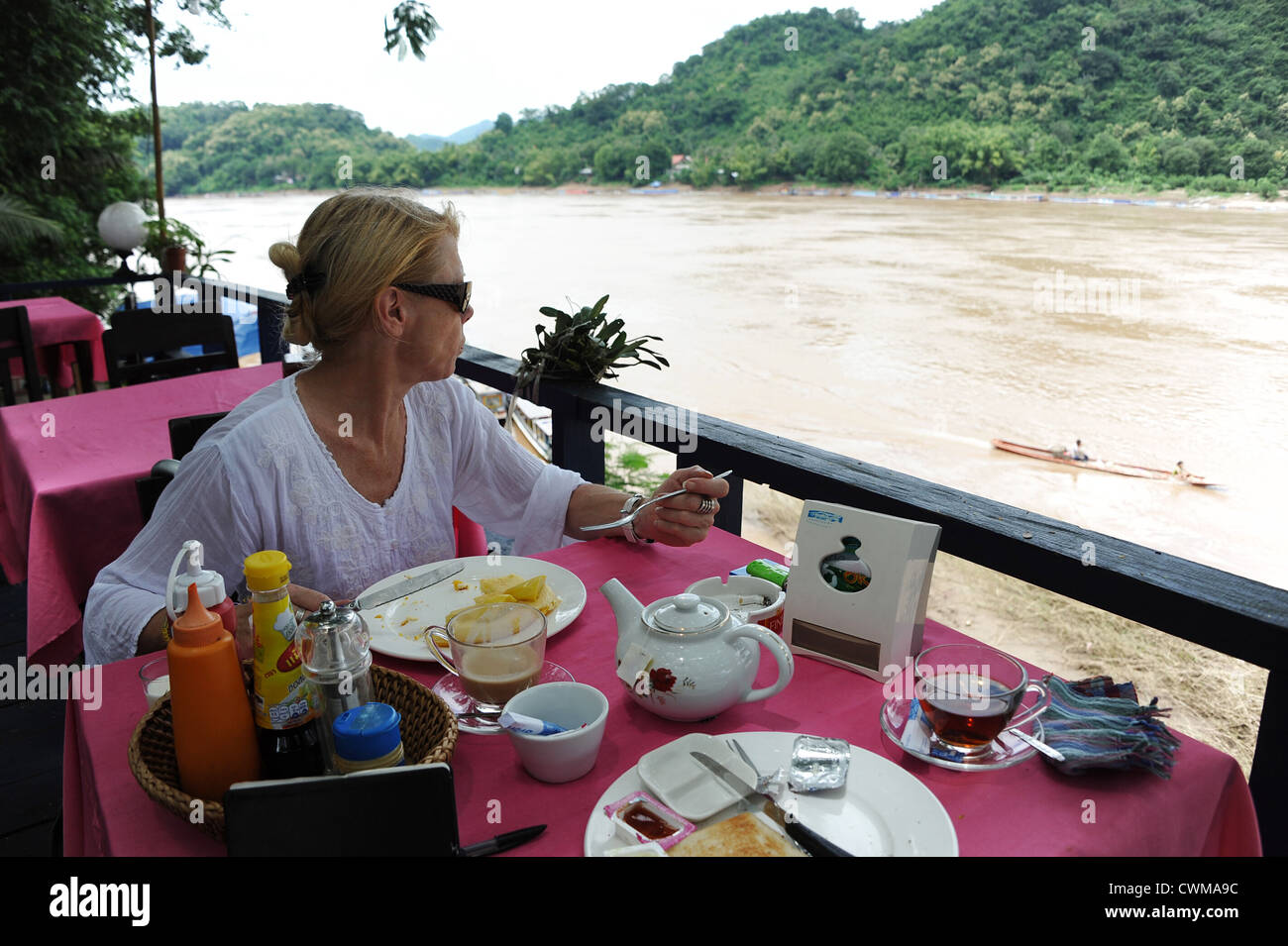 Frühstück über den Nam Khan Fluss in Luang Prabang, Laos. Stockfoto