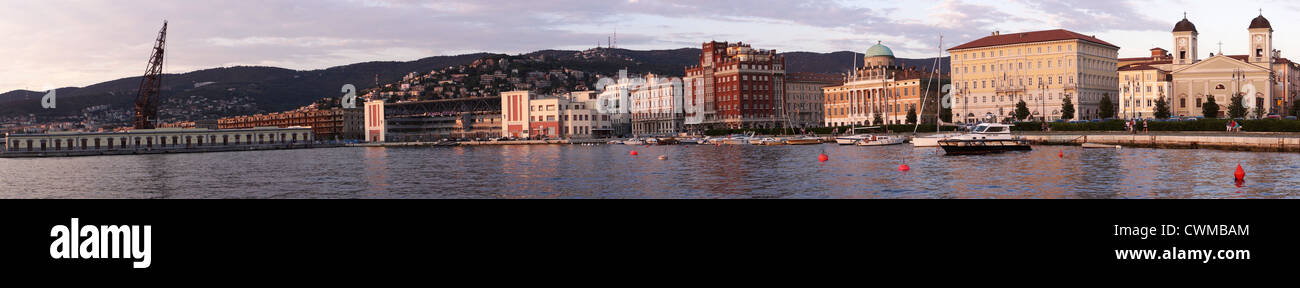 Triest - vor 12. Panorama von Triest Küste bei Sonnenuntergang am Sommer. Auf vor 12, 2012 in Triest. Stockfoto