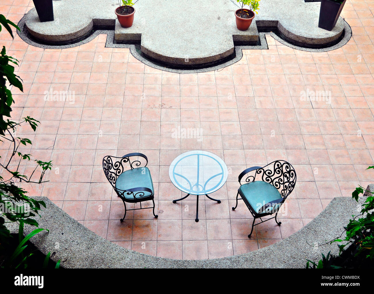 Zwei Gartenstühle gegen Mauer Stockfoto