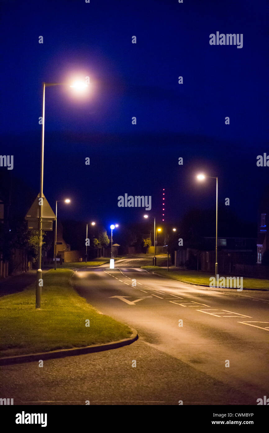 Straßenbeleuchtung entlang Straße in UK Stockfoto