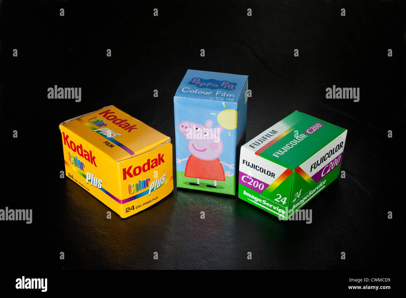 Boxen von 35mm fotografischen Farbfilm, Kodak und Fuji mit einem Peppa Pig Markenprodukt Stockfoto