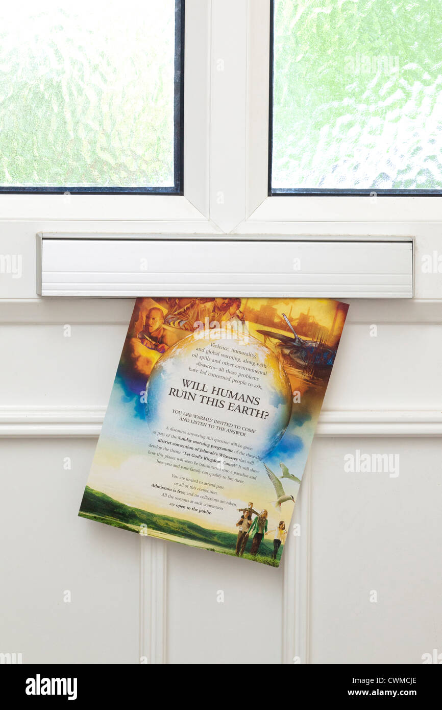 Zeugen Jehovas Broschüre The Watchtower in Briefkasten vor Tür Stockfoto