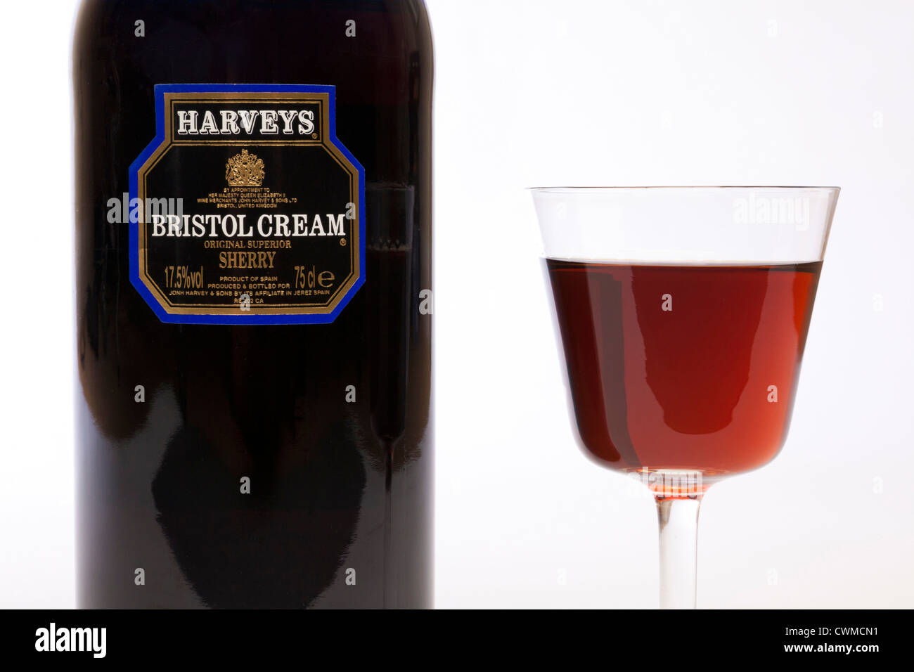 Flasche Harveys Bristol Cream Sherry und Glas Stockfoto
