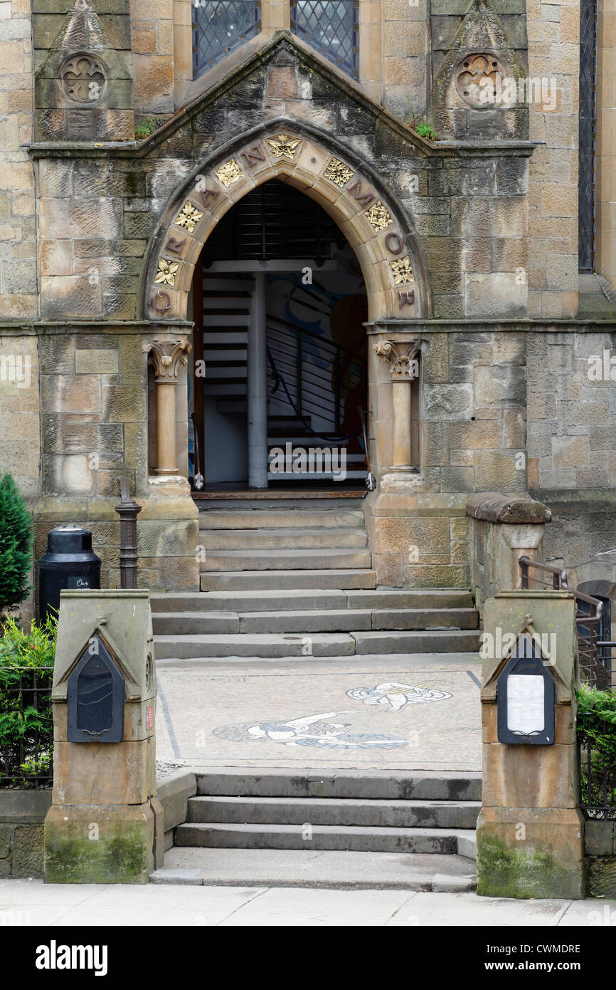 Eingang zum Oran Mor Kulturzentrum in einer umgebauten Kirche an der Byres Road im West End von Glasgow, Schottland, Großbritannien Stockfoto