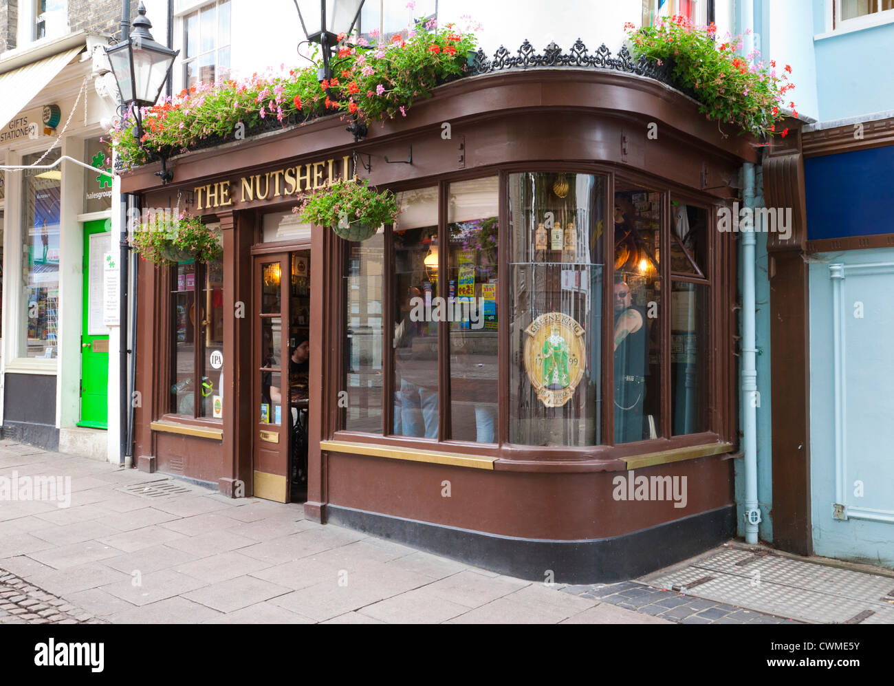 Der Pub Nussschale in Bury St Edmunds, die kleinste Kneipe im Vereinigten Königreich Stockfoto