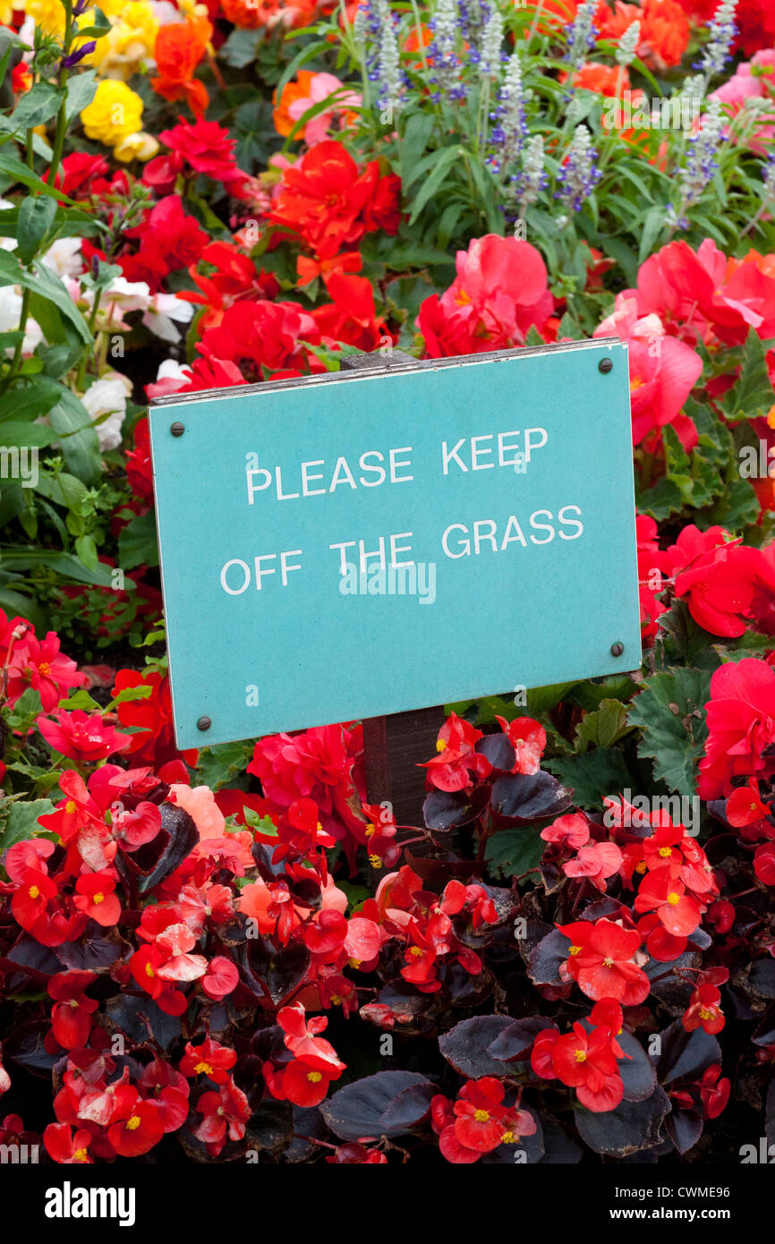 Schild mit: Bitte halten Sie Of The Grass Stockfoto