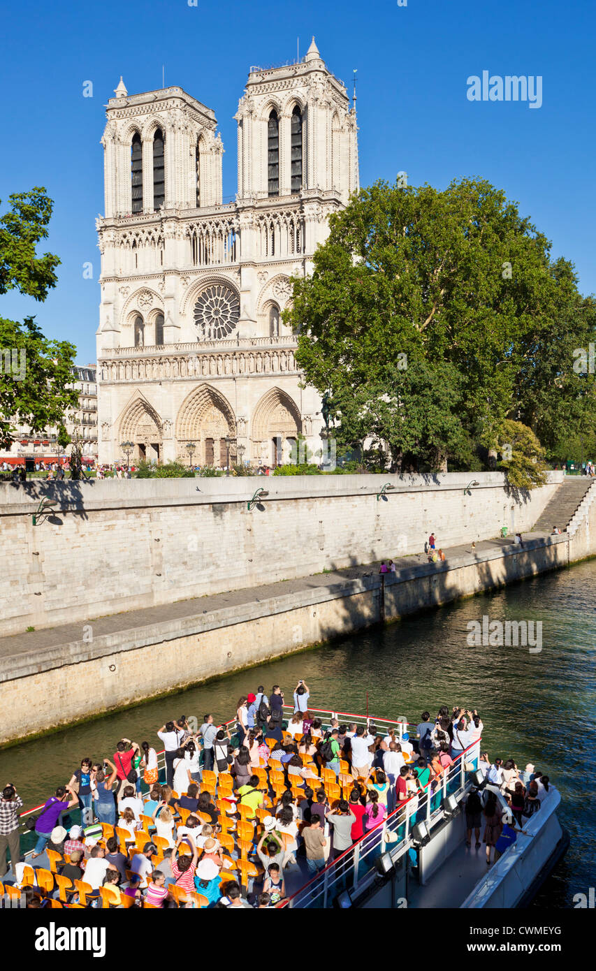 Fassade der Kathedrale von Notre Dame mit einem Ausflugsboot auf dem Fluss Seine Ille De La Cité Paris Frankreich EU Europa vorbei Stockfoto