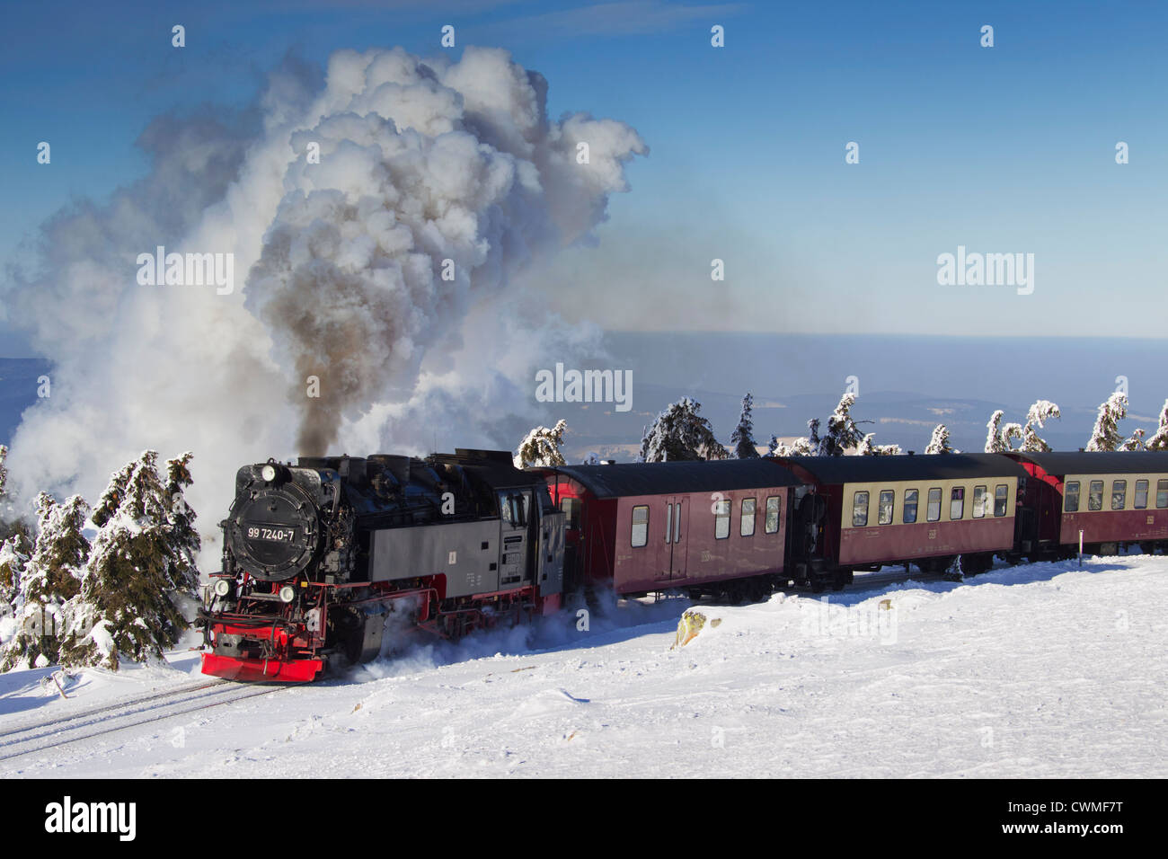 Dampfzug fahren die Brocken Schmalspur-Bahnstrecke im Schnee im Winter am Nationalpark Harz, Sachsen-Anhalt, Deutschland Stockfoto