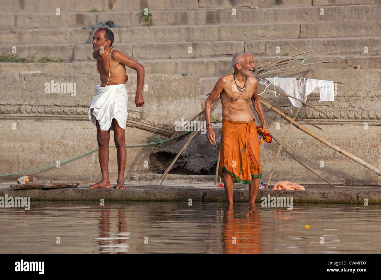 Indische Männer waschen am Ghat entlang des heiligen Ganges, Varanasi, Uttar Pradesh, Indien Stockfoto