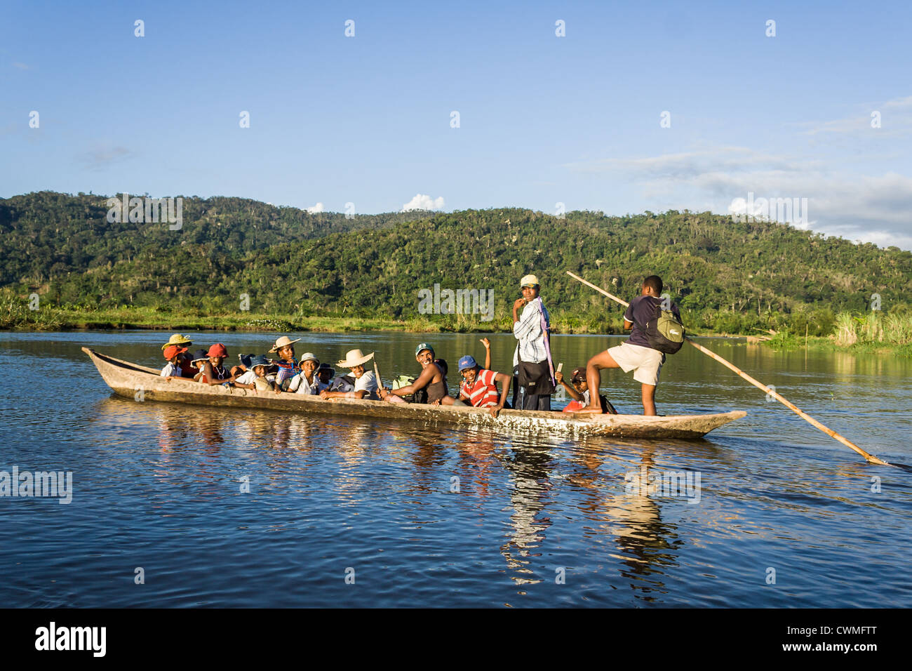 Madagassen der ethnischen Betsimisaraka Überquerung des Flusses mit dem Kanu am Apr 22, 2007 in der Nähe von Maroantsetra im östlichen Madagaskars Stockfoto