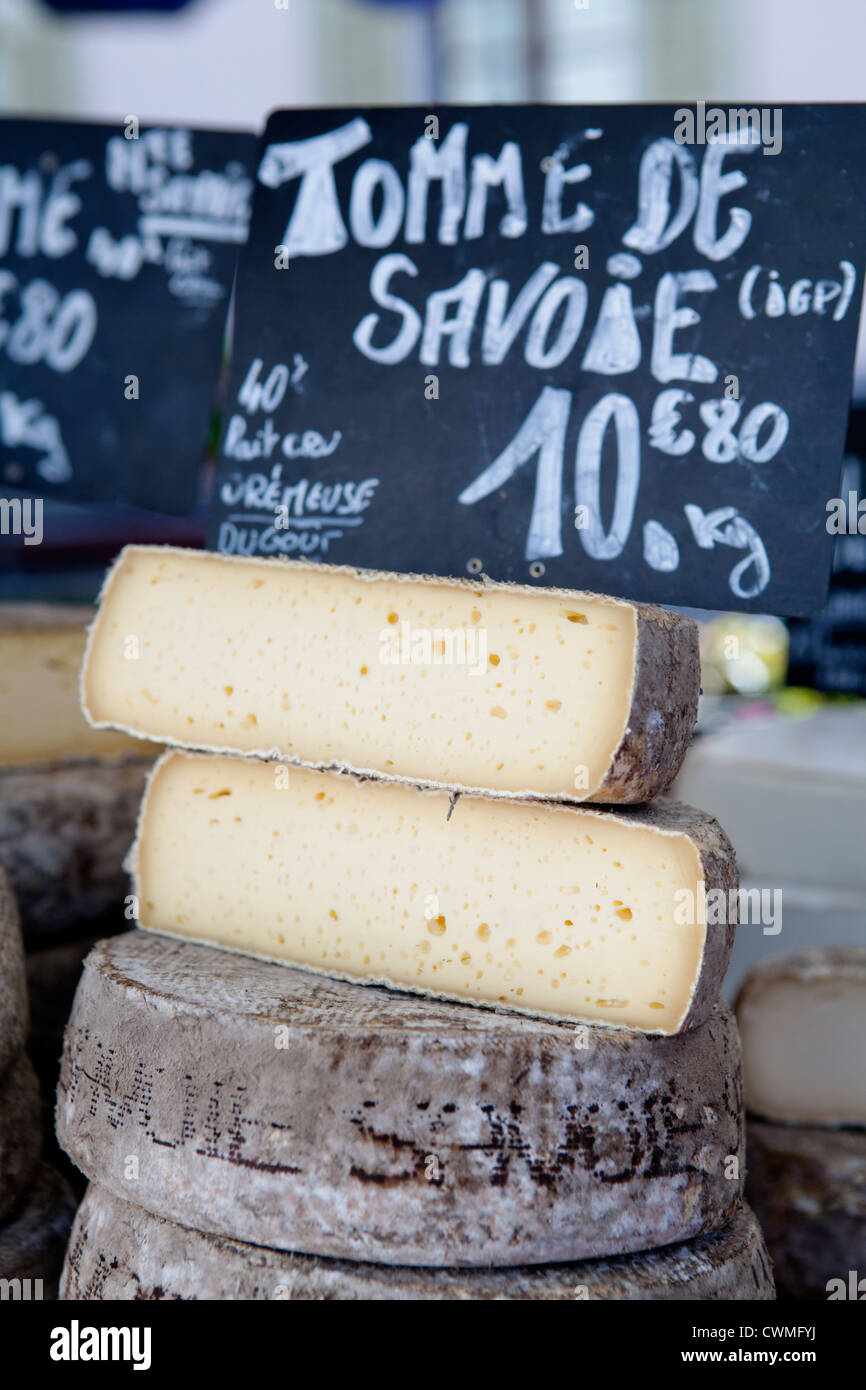 Tomme de Savoie. Französisch auf dem Bauernhof Käse aus Savoyen Stockfoto