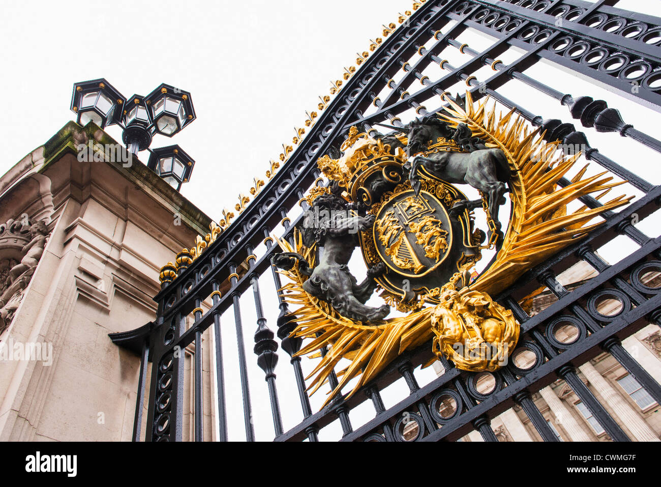 UK, London, Detail des Tores im Buckingham Palace Stockfoto