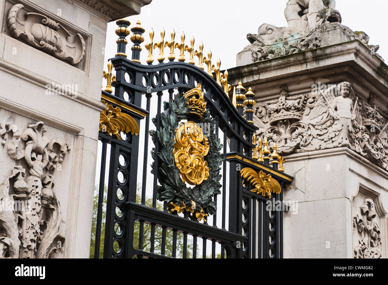 UK, London, Detail des Tores im Buckingham Palace Stockfoto