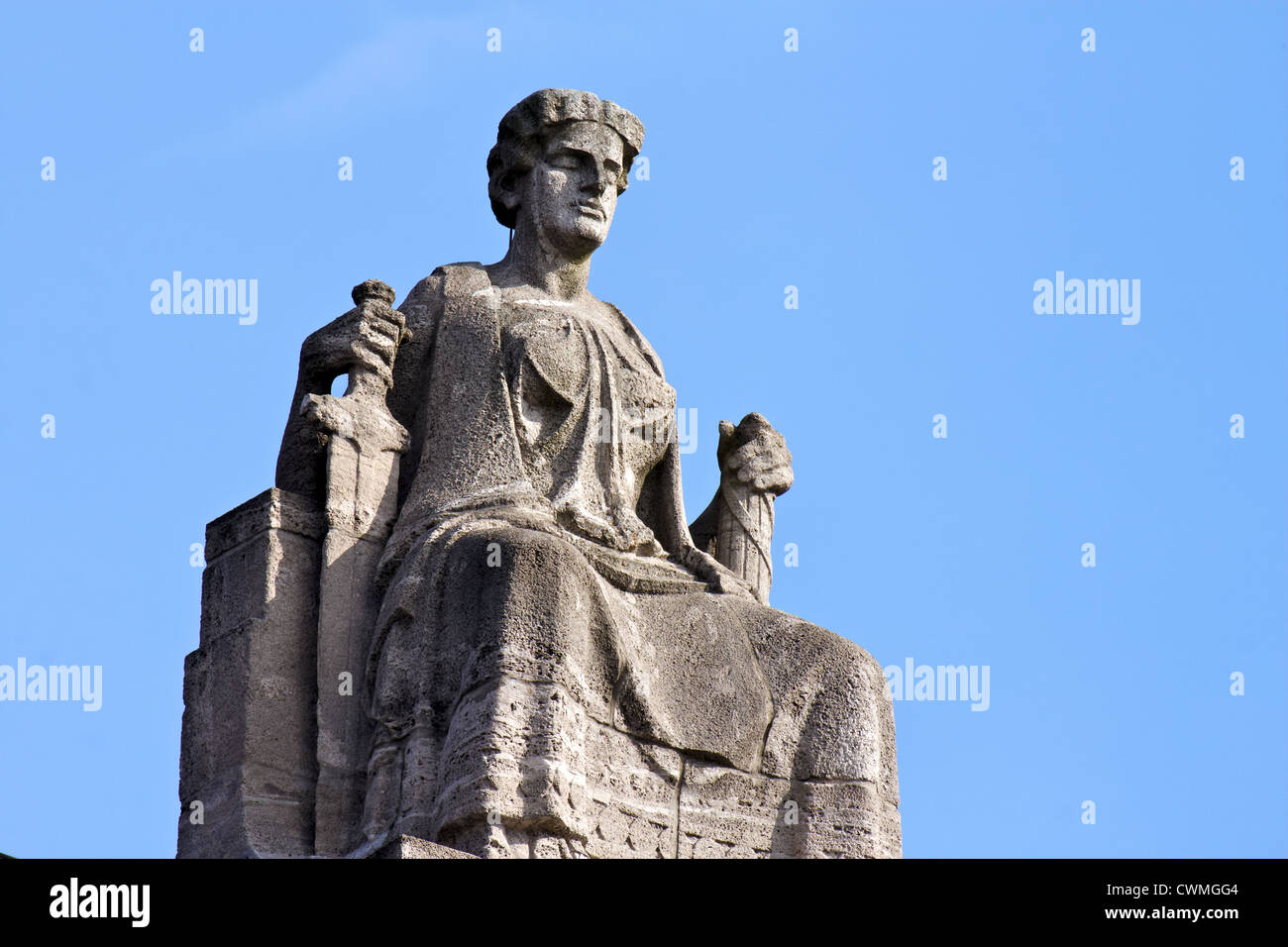 Justitia, Justitia, sitzen auf ihrem Thron in Hamburg, Deutschland. Stockfoto