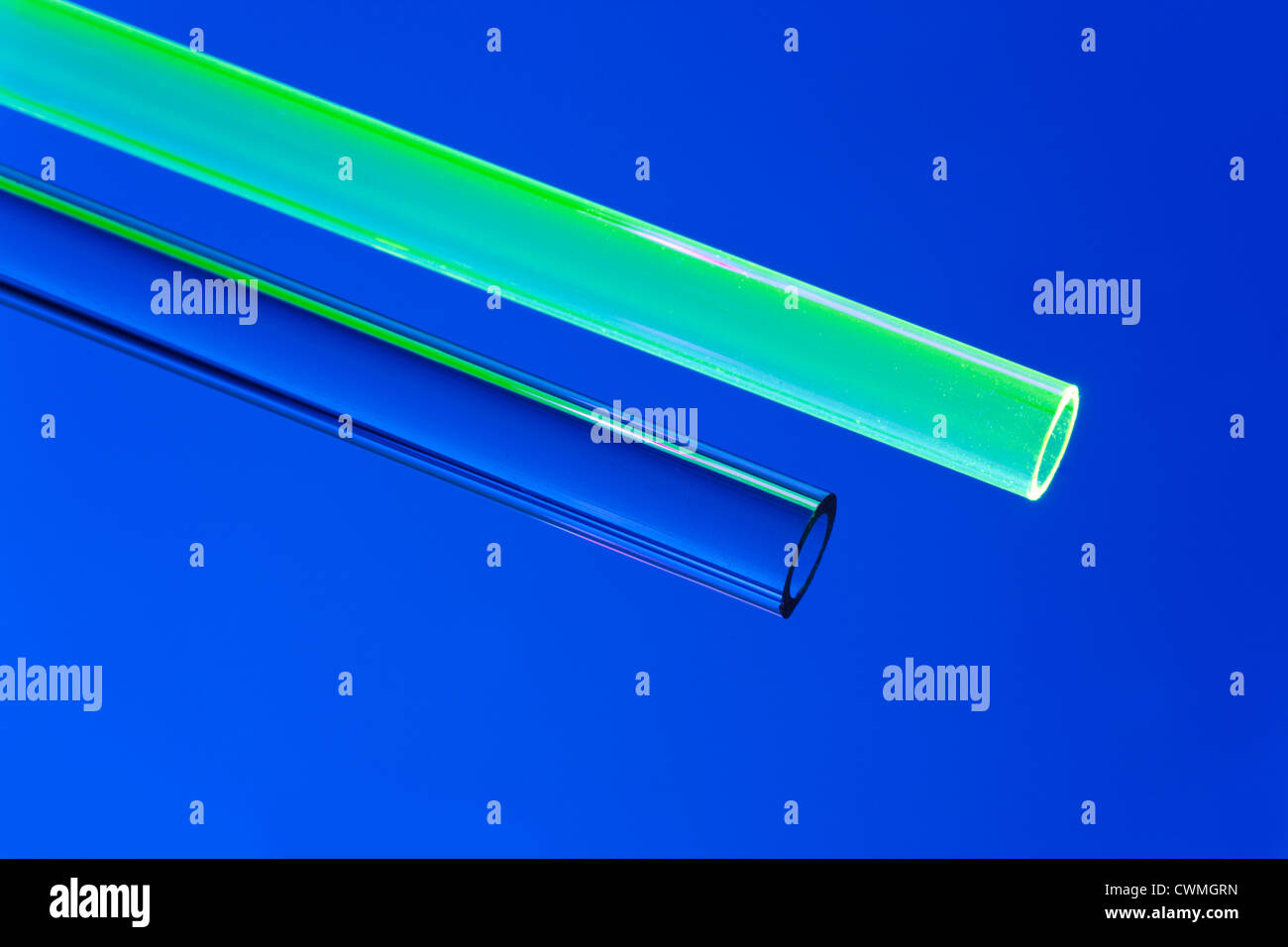 Uran-Glasröhre im UV-Licht (Fluoreszenz) neben einem normalen Glas die nicht leuchten, leuchtend Stockfoto