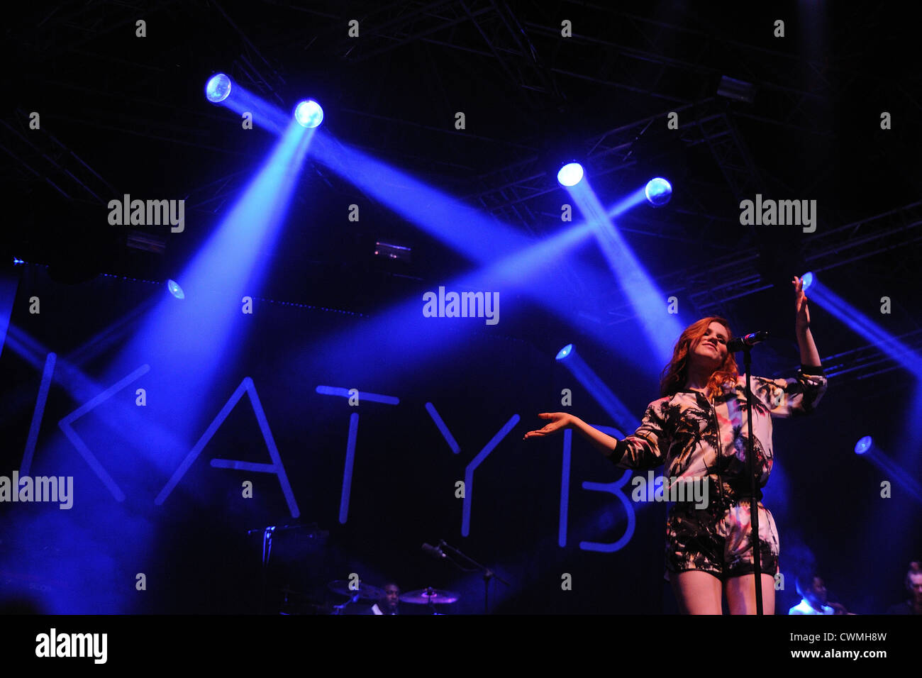 BENICASSIM, Spanien - 13 Juli: Katy B Band führt auf FIB am 13. Juli 2012 in Benicassim, Spanien. Stockfoto