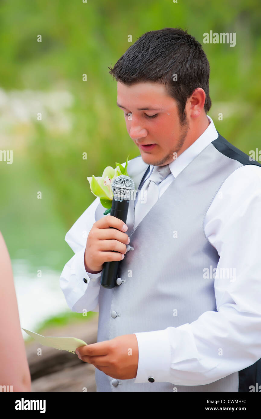Junge Bräutigam Hochzeit Gelübde zu seinem Brid bei ihren Outdoor-Hochzeit in Texas, USA sagen. Stockfoto