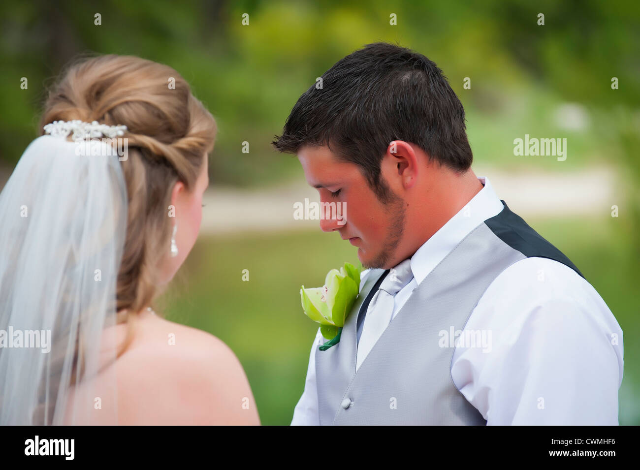Bräutigam auf seiner Hochzeit zu beten. Stockfoto
