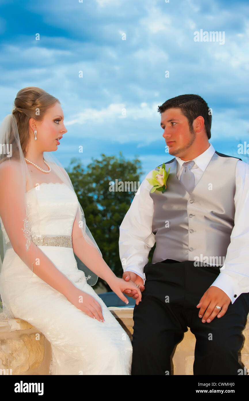 Junge Braut und Bräutigam in eine Hochzeit im Freien in Texas, USA. Männliche Kaukasier, 19 Jahre und Frauen europäischer Abstammung, 18 Jahre alt. Stockfoto
