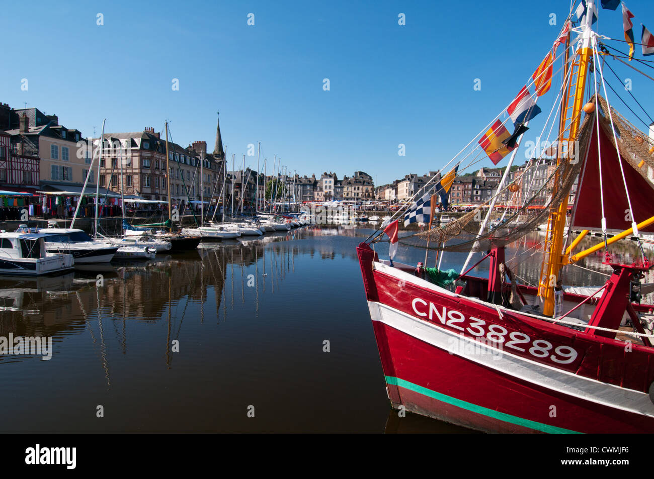 Honfleur alten Dock an einem hellen Sommertag, Basse-Normandie, Frankreich. Stockfoto