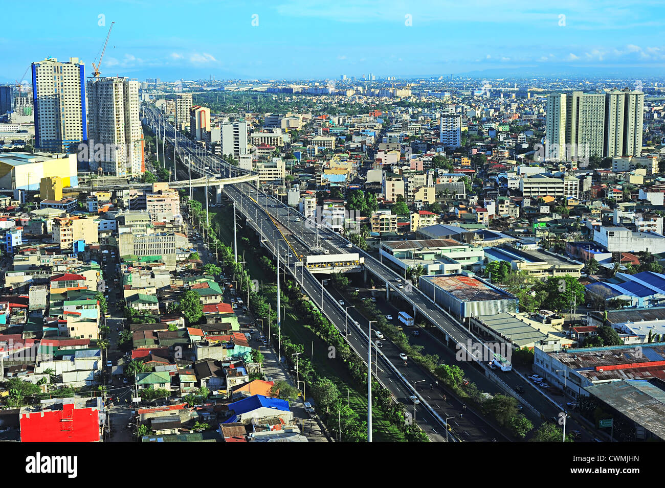 Luftbild auf Slum und Autobahn in Metro Manila, Philippinen Stockfoto
