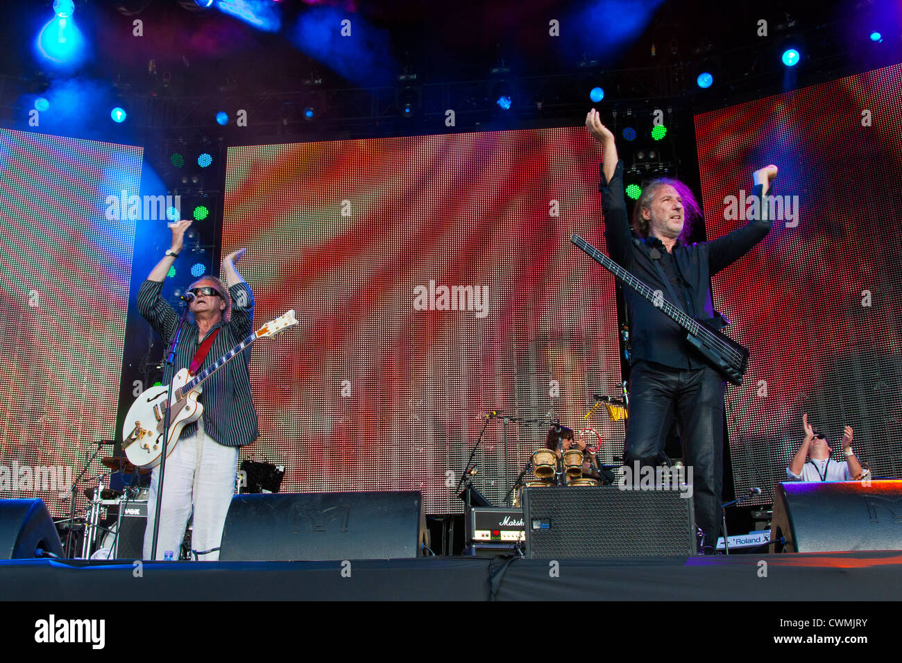 Jack Farbtöne und Wang Chung-Gruppe durchführen auf der Bühne die Rewind Festival Henley on Thames 2012. PER0306 Stockfoto
