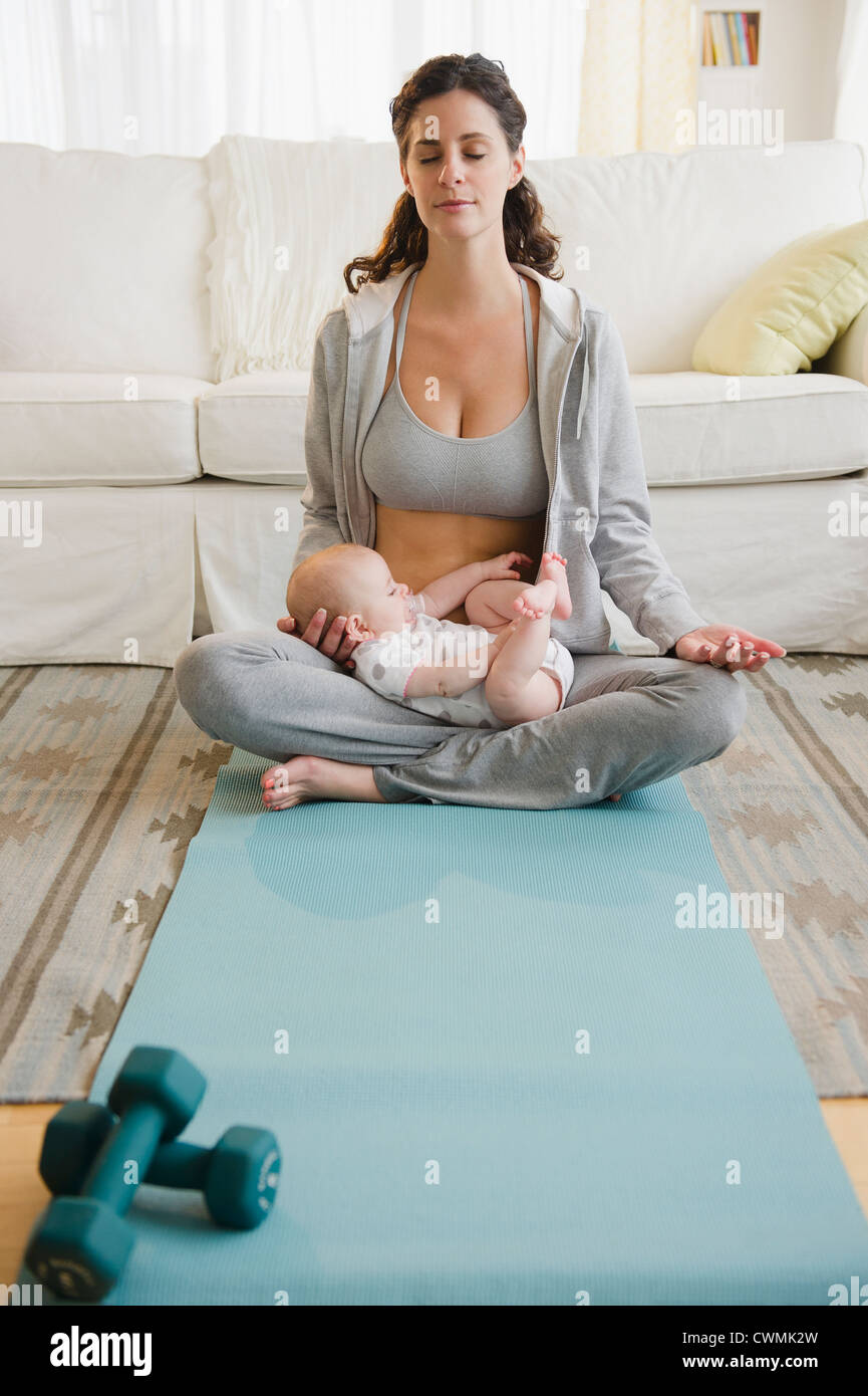 USA, New Jersey, Jersey City, Mutter und Baby Boy (2-5 Monate) Yoga zu praktizieren Stockfoto