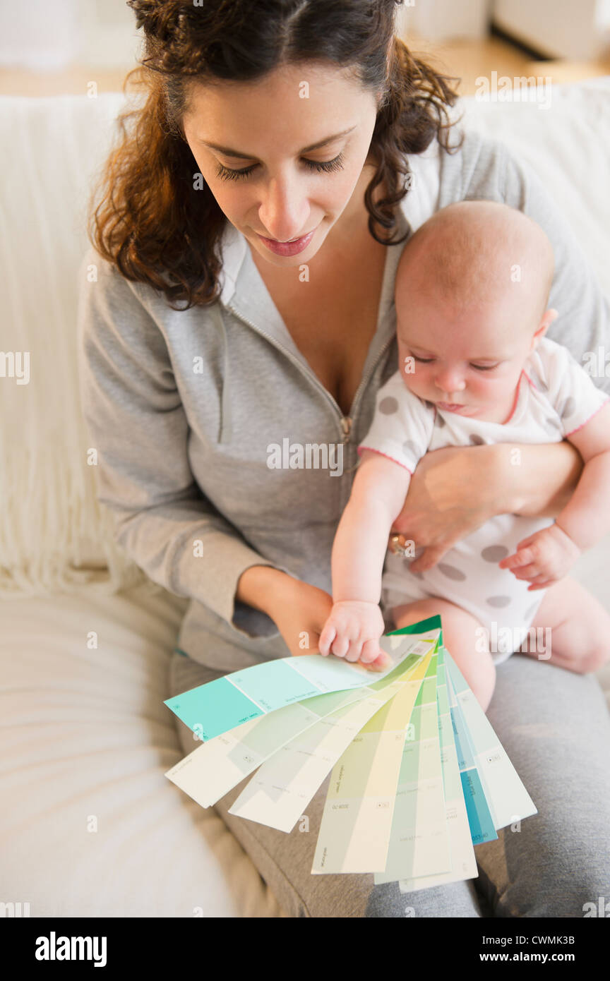 USA, New Jersey, Jersey City, Mutter und Baby Boy (2-5 Monate) Überprüfung Farben Proben Stockfoto