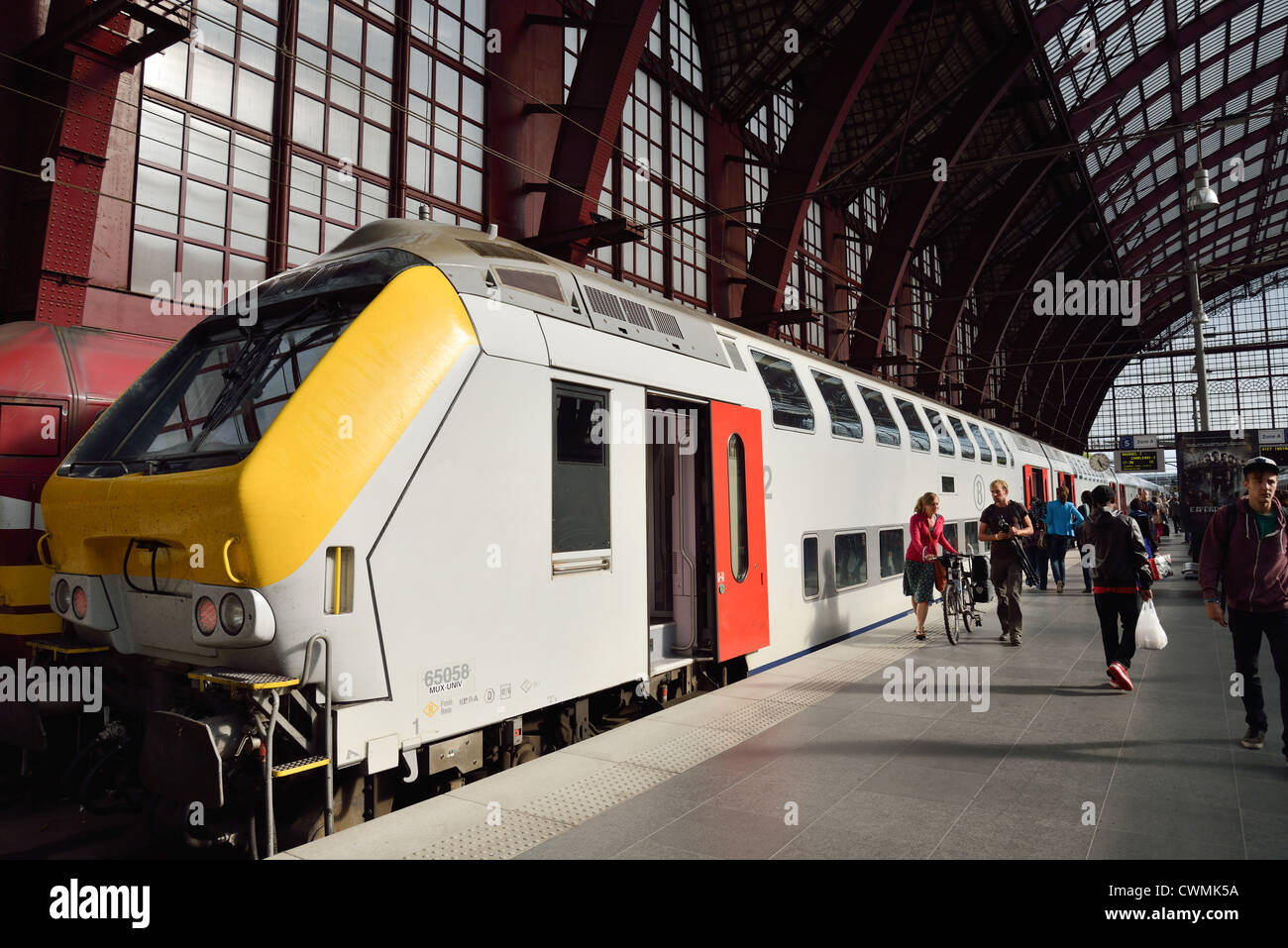 Bahnsteig im Bahnhof Antwerpen-Centraal, Antwerpen, Provinz Antwerpen, die flämische Region, Belgien Stockfoto