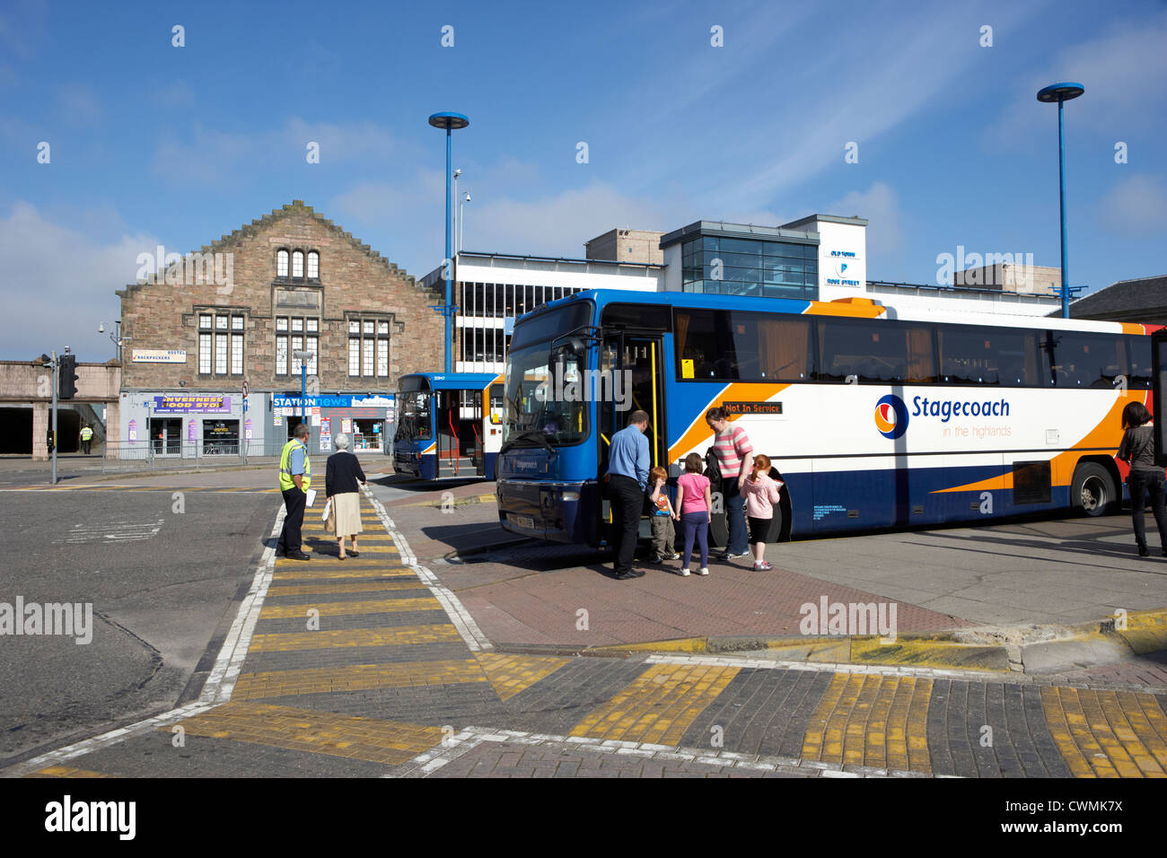 Menschen Internat Stagecoach-Busse bei Inverness bus Station Hochland Schottland, Vereinigtes Königreich Stockfoto