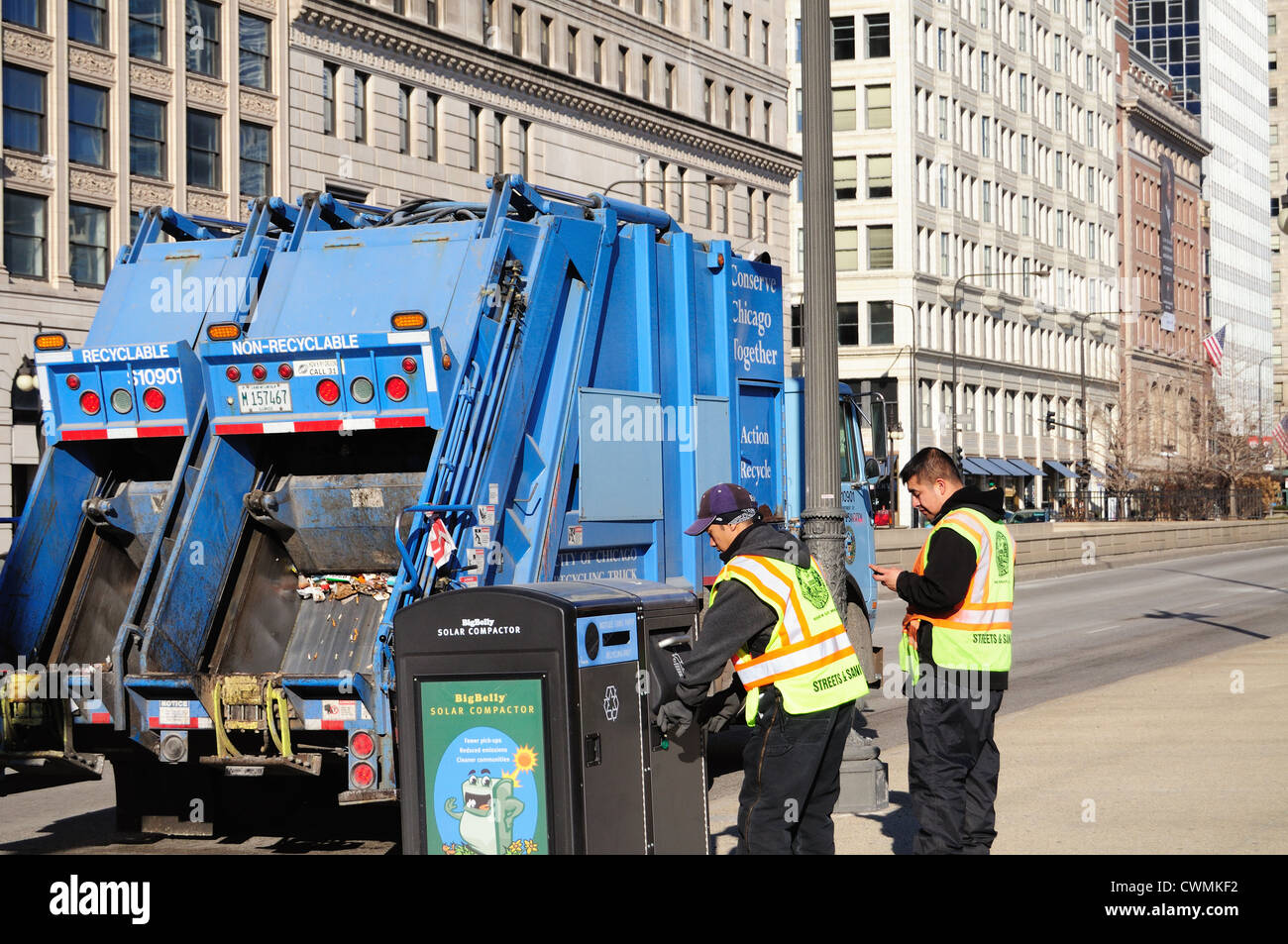 USA Illinois Chicago Hygiene Arbeiter leer Solar Müllverdichter und der Inhalt in Müllwagen statt. Chicago, Illinois, USA. Stockfoto