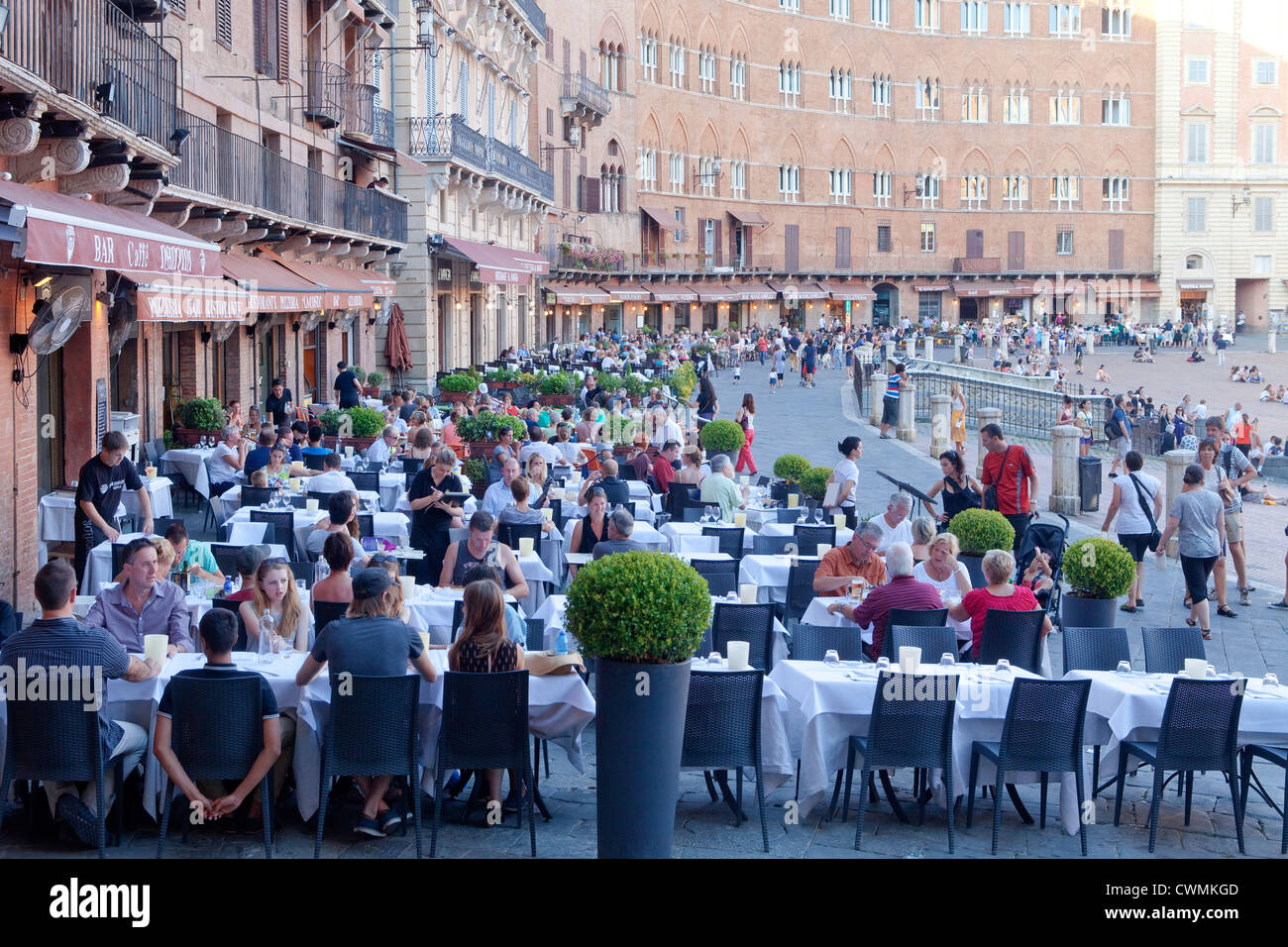 Italien, Toskana, Piazza del Campo - Touristen in den Restaurants. Stockfoto