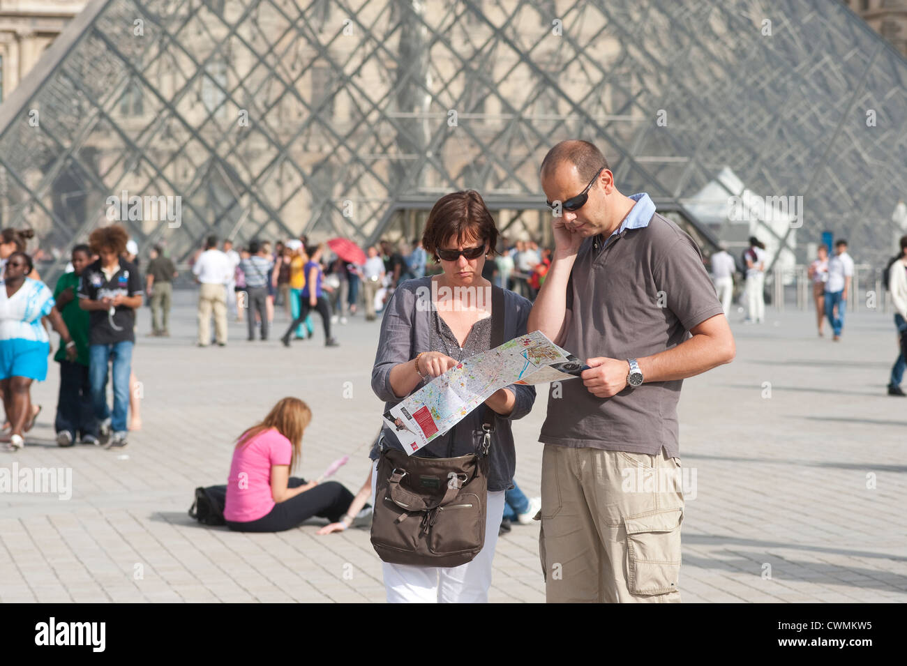 Paris, Frankreich - Juli 2012 - paar Touristen auf der Suche auf Karte der Umgebung von Louvre Museum. Stockfoto