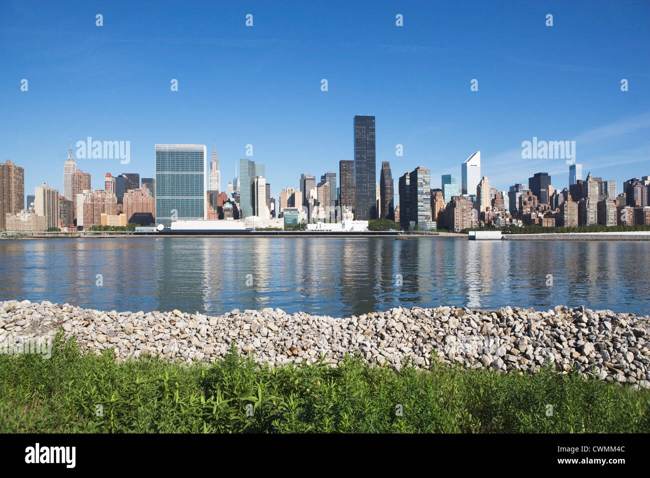 USA, New York City Skyline gegen blauen Himmel Stockfoto