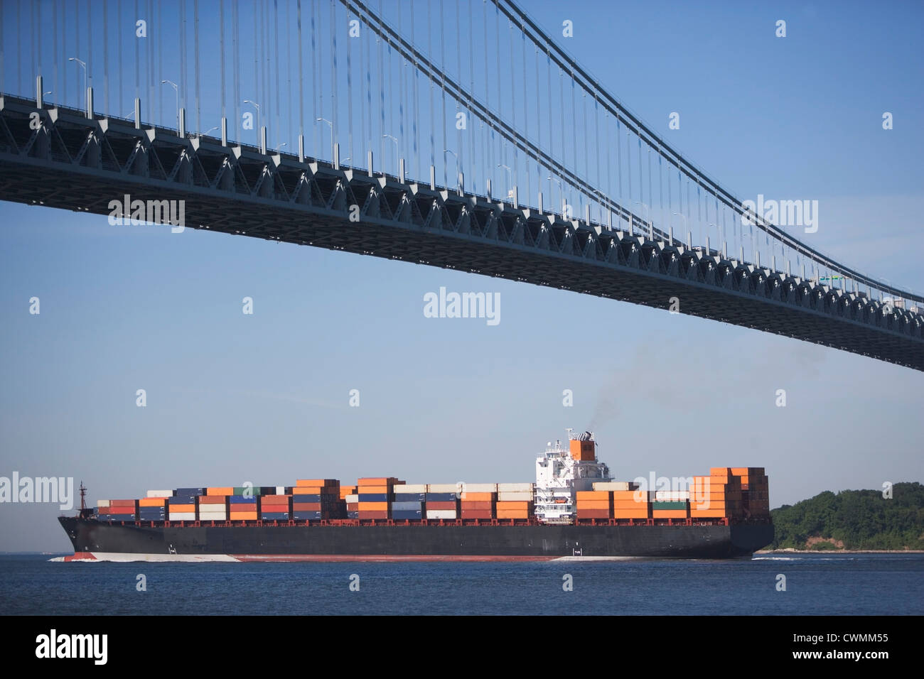USA, New York City, Frachtschiff, die Verrazano Narrows Bridge vorbei Stockfoto