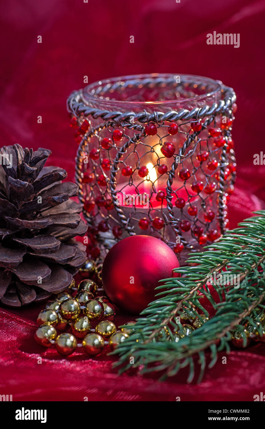 Weihnachts-Dekoration mit Kerzen Stockfoto