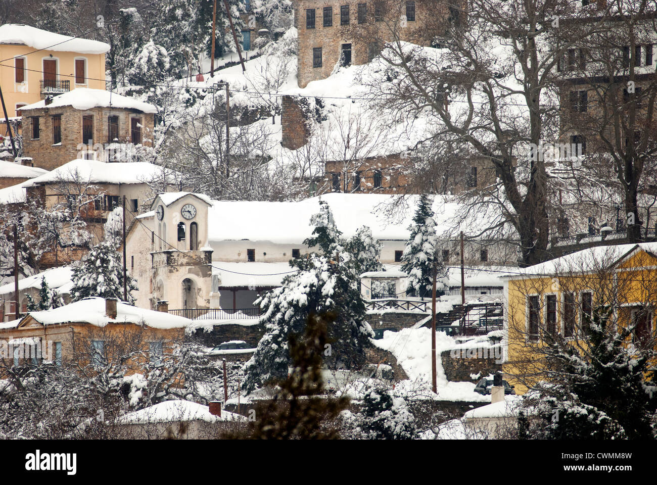 Bergdorf Neochori mit schneebedeckten Häusern im Winter (Halbinsel Pilion, Thessalien, Griechenland) Stockfoto