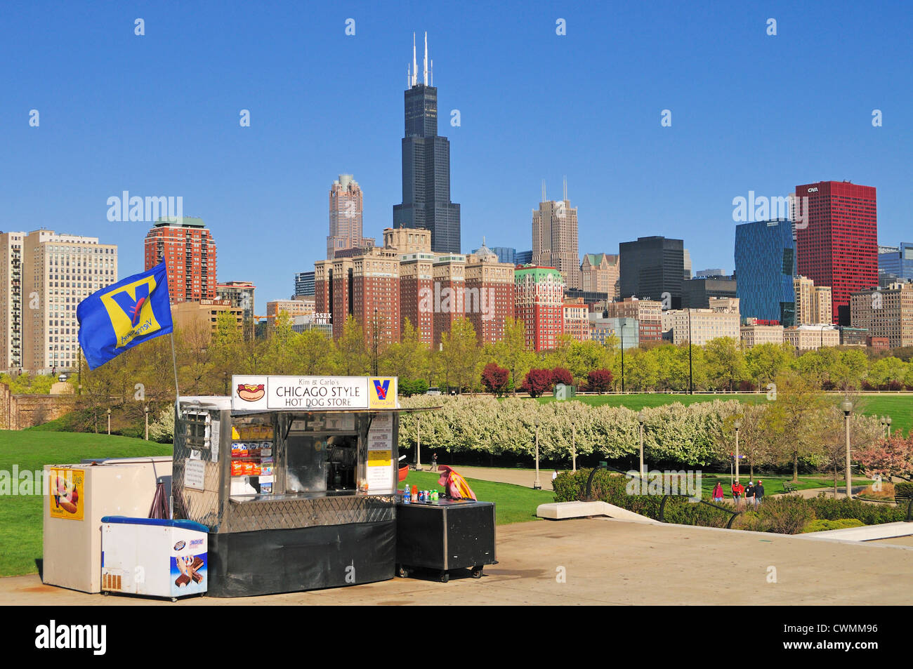 Chicago, Illinois, USA. Chicago ist berühmt für seine Maikulisse, darunter Seeufer, Skyline, Architektur und Hot Dogs. Stockfoto