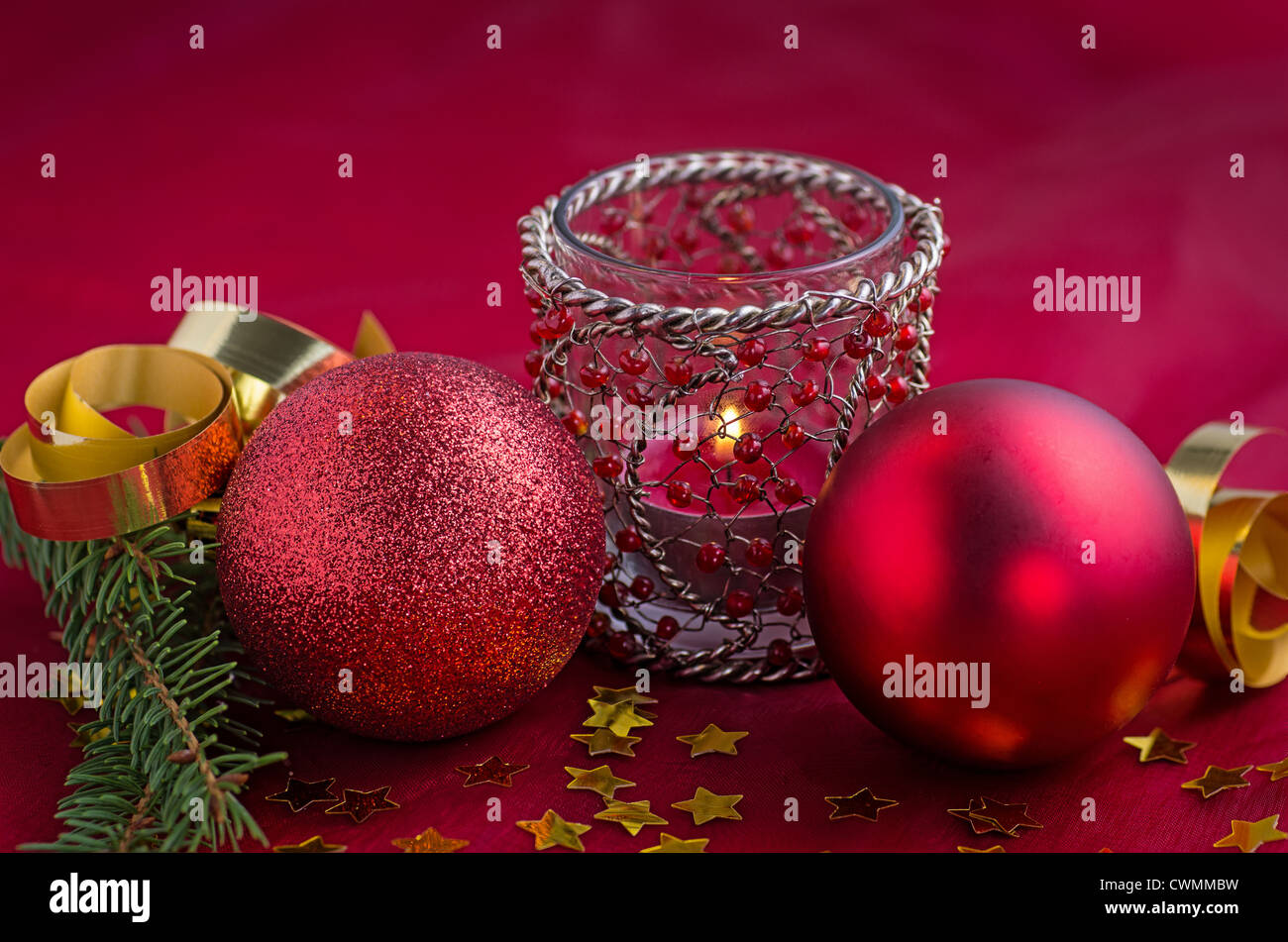 Weihnachts-Dekoration mit Kerzen Stockfoto