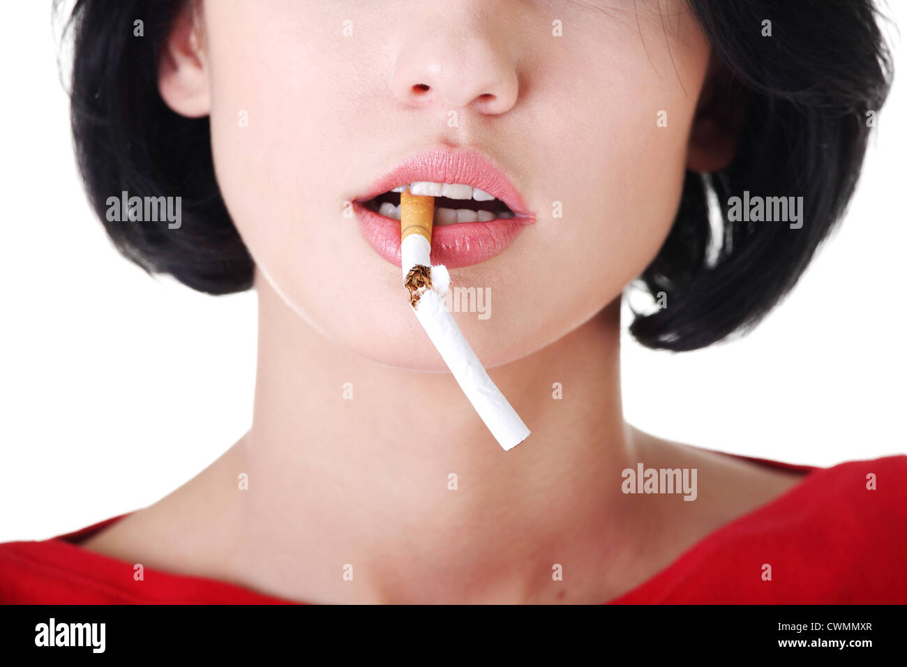 Junge Frau mit gebrochenen Zigarette. Stop Smoking-Konzept. Stockfoto