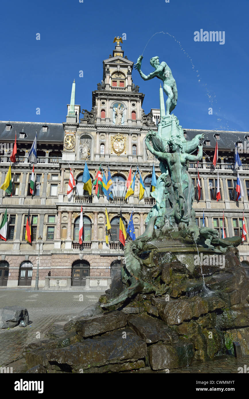 Statue von Brabo und der Riese Hand und Antwerpen City Hall, die flämische Region, Belgien, Provinz Antwerpen, Antwerpen, Grote Markt Stockfoto