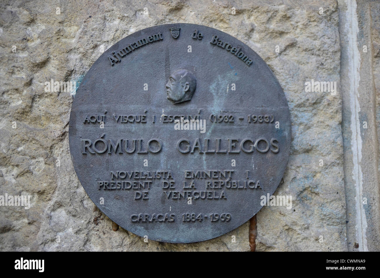 Gedenktafel von Rómulo Gallegos in Barcelona. Er war von 1884 bis 1969 Präsident von Venezuela. Er war auch ein Autor von Romanen. Stockfoto
