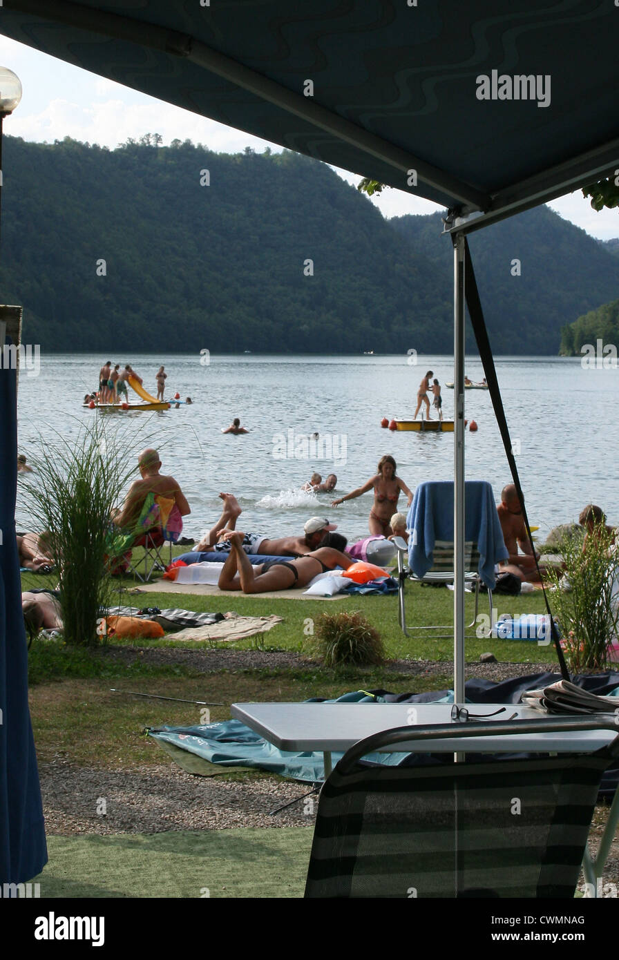 Zelt mit Blick auf See Levico, am Camping Levico, Trentino, Italien Stockfoto